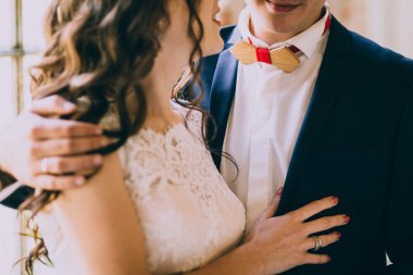 Pencerenin yanındaki evli çift