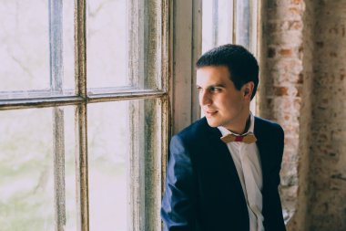 Karşı pencere poz damat