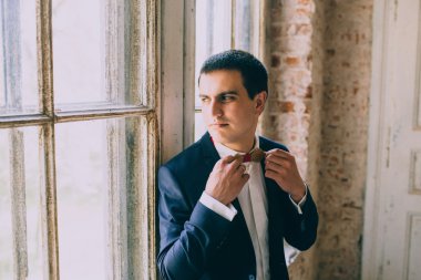 Karşı pencere poz damat