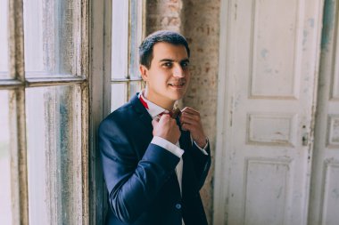 Karşı pencere poz damat