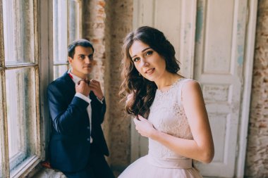 Pencerenin yanındaki evli çift