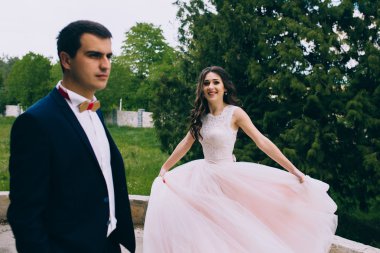 Yeni evli bir düğün yürüyüş