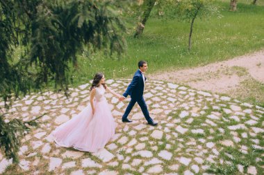 Yeni evli bir düğün yürüyüş