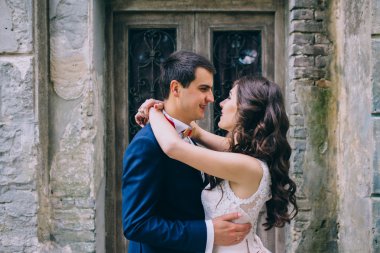 Pencerenin yanındaki evli çift