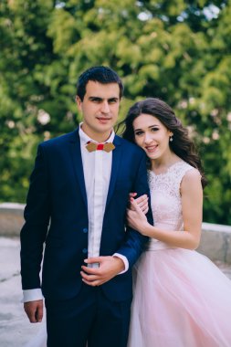 Yeni evli bir düğün yürüyüş