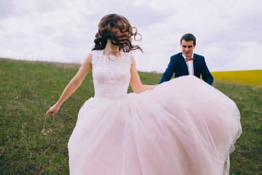 Yeni evli bir düğün yürüyüş