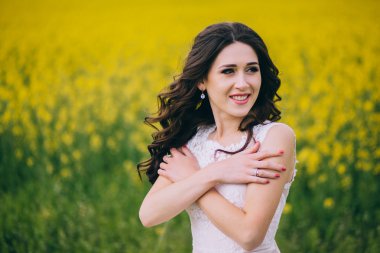 Bir yolda şık gelin