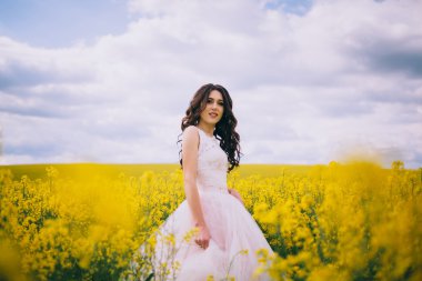 Bir yolda şık gelin