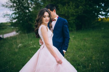 Yeni evli bir düğün yürüyüş