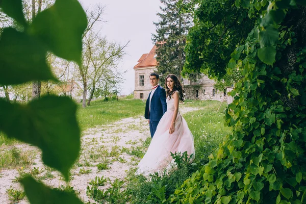 Recién casados junto al viejo castillo — Foto de Stock