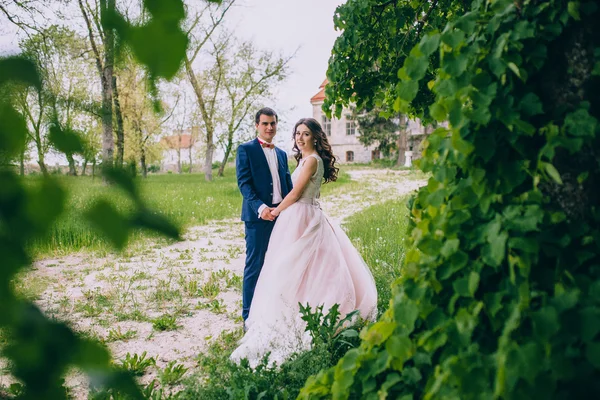 Newlyweds by the old castle — Stock Photo, Image