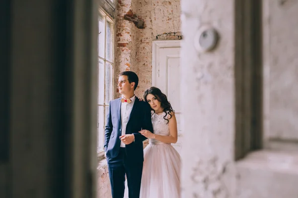 Pareja casada junto a la ventana —  Fotos de Stock