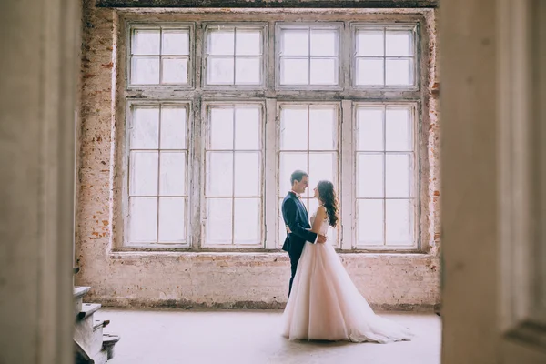 Pareja casada junto a la ventana —  Fotos de Stock