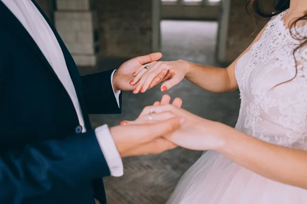 Pareja cogida de la mano —  Fotos de Stock