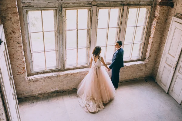 Παντρεμένο ζευγάρι από το παράθυρο — Φωτογραφία Αρχείου