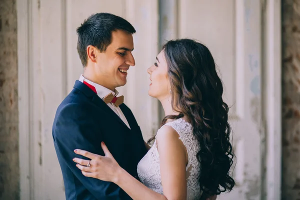 Casamento casal pela janela — Fotografia de Stock