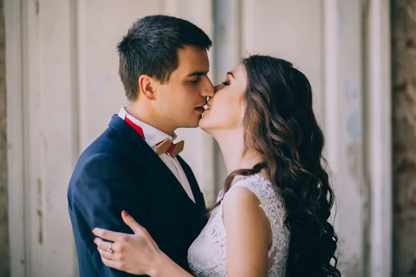 Newlyweds in old building — Stock Photo, Image