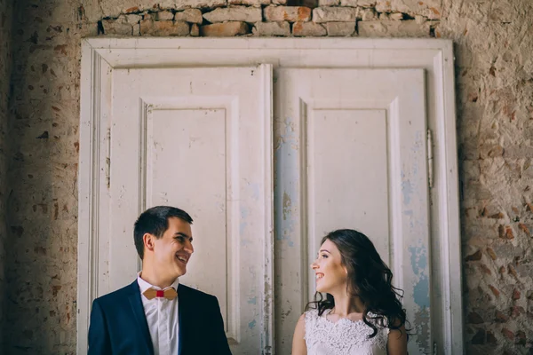 Recién casados en edificio antiguo —  Fotos de Stock