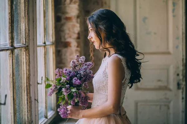 Bride holding bouquet — Stock Photo, Image