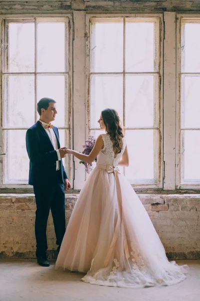 Pareja casada junto a la ventana —  Fotos de Stock