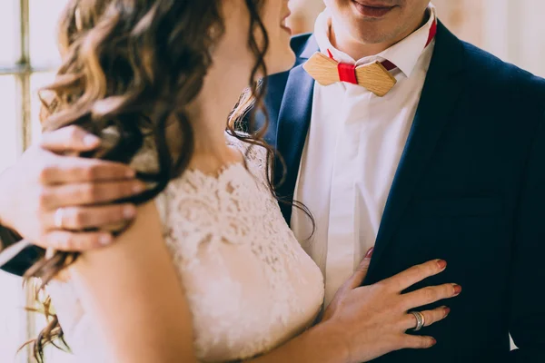 Casamento casal pela janela — Fotografia de Stock