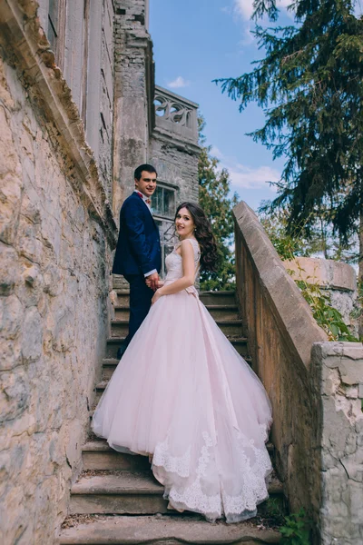 Newlyweds by the old castle — Stock Photo, Image