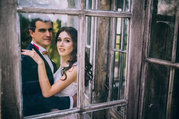Małżeństwo przez okno — Zdjęcie stockowe