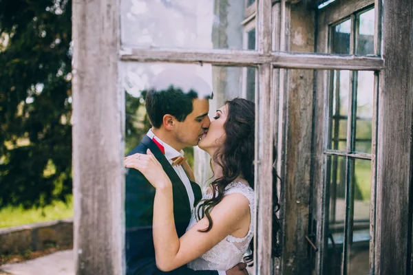 Casamento casal pela janela — Fotografia de Stock