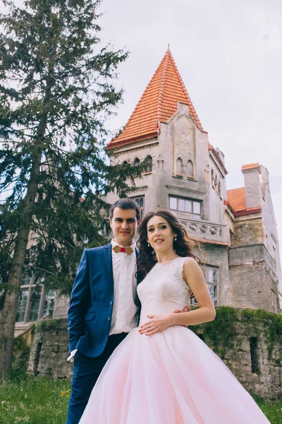 Recém-casados perto do velho castelo — Fotografia de Stock
