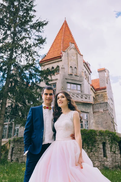 Newlyweds by the old castle — Stock Photo, Image