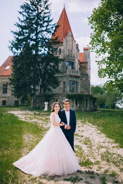 Newlyweds by the old castle — Stock Photo, Image