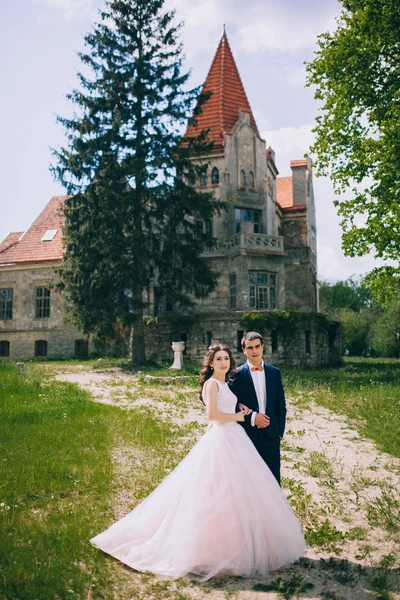 Novomanželé do starého hradu — Stock fotografie