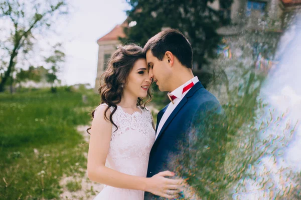 Recém-casados perto do velho castelo — Fotografia de Stock