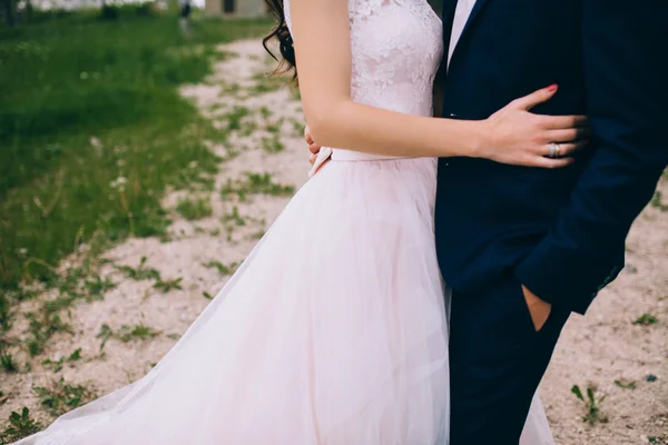 Recém-casados em uma caminhada de casamento — Fotografia de Stock