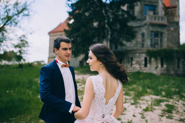 Recém-casados perto do velho castelo — Fotografia de Stock