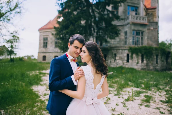 Newlyweds by the old castle — Stock Photo, Image