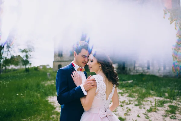 Recém-casados perto do velho castelo — Fotografia de Stock