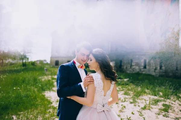 Recém-casados perto do velho castelo — Fotografia de Stock