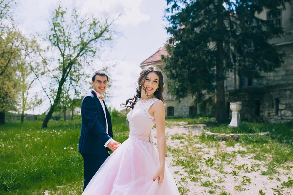 Newlyweds by the old castle — Stock Photo, Image