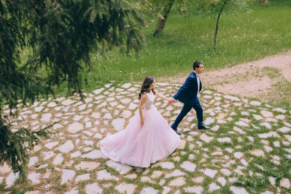 Nowożeńcy na spacerze ślub — Zdjęcie stockowe