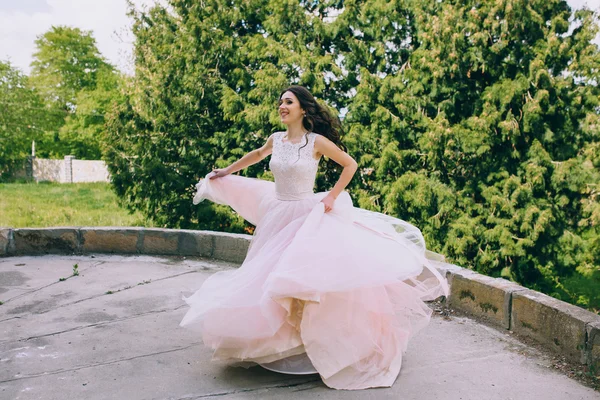 Стильная невеста на прогулке — стоковое фото