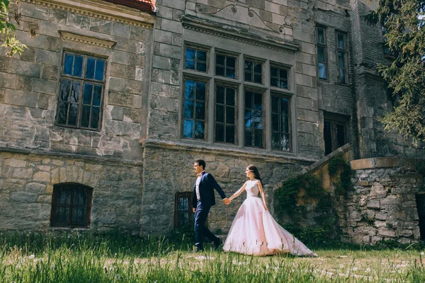 Recién casados junto al viejo castillo — Foto de Stock
