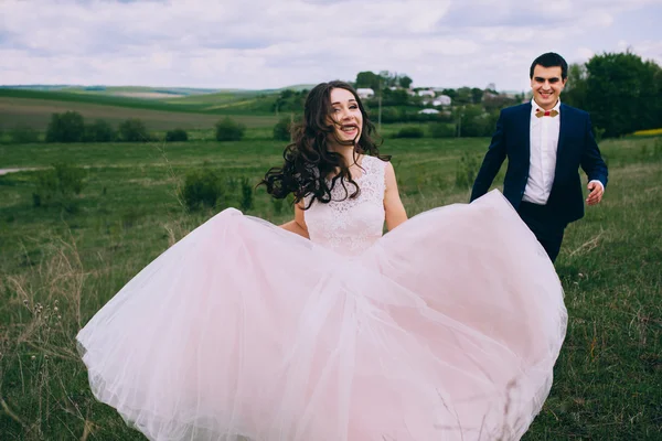 Recém-casados em uma caminhada de casamento — Fotografia de Stock