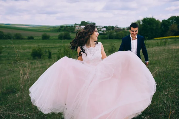 Novomanželé na svatební chůze — Stock fotografie