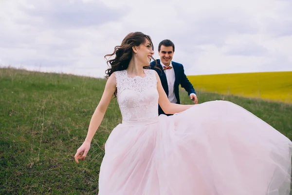 Recién casados en un paseo de bodas — Foto de Stock