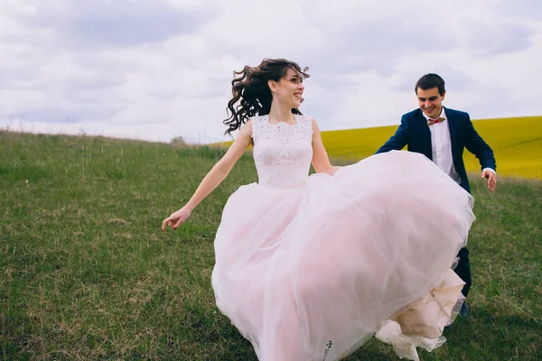 Nowożeńcy na spacerze ślub — Zdjęcie stockowe