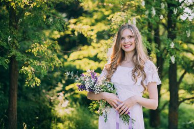 Ormanda Beyaz giysili bir kadına