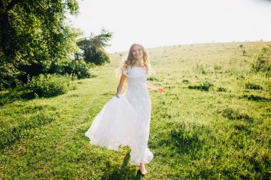 Çayırda çalışan kadın