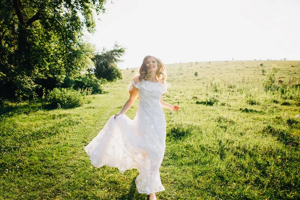 Woman running in the meadow — Stock Photo, Image