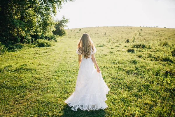 Mujer vestida de blanco en el prado — Foto de Stock